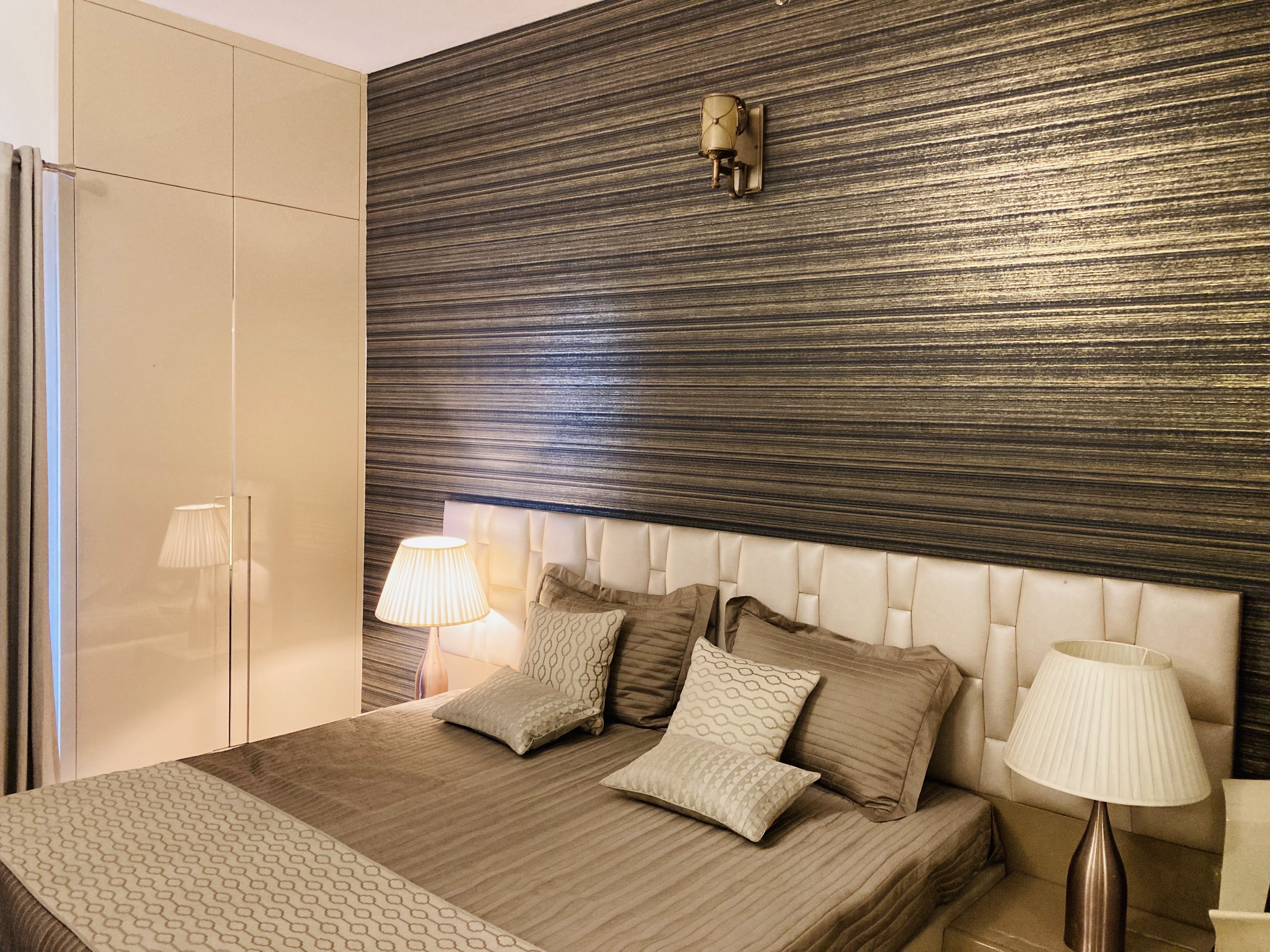 Elite Golf Green — Luxury bedroom with bronze-toned designer wallpaper